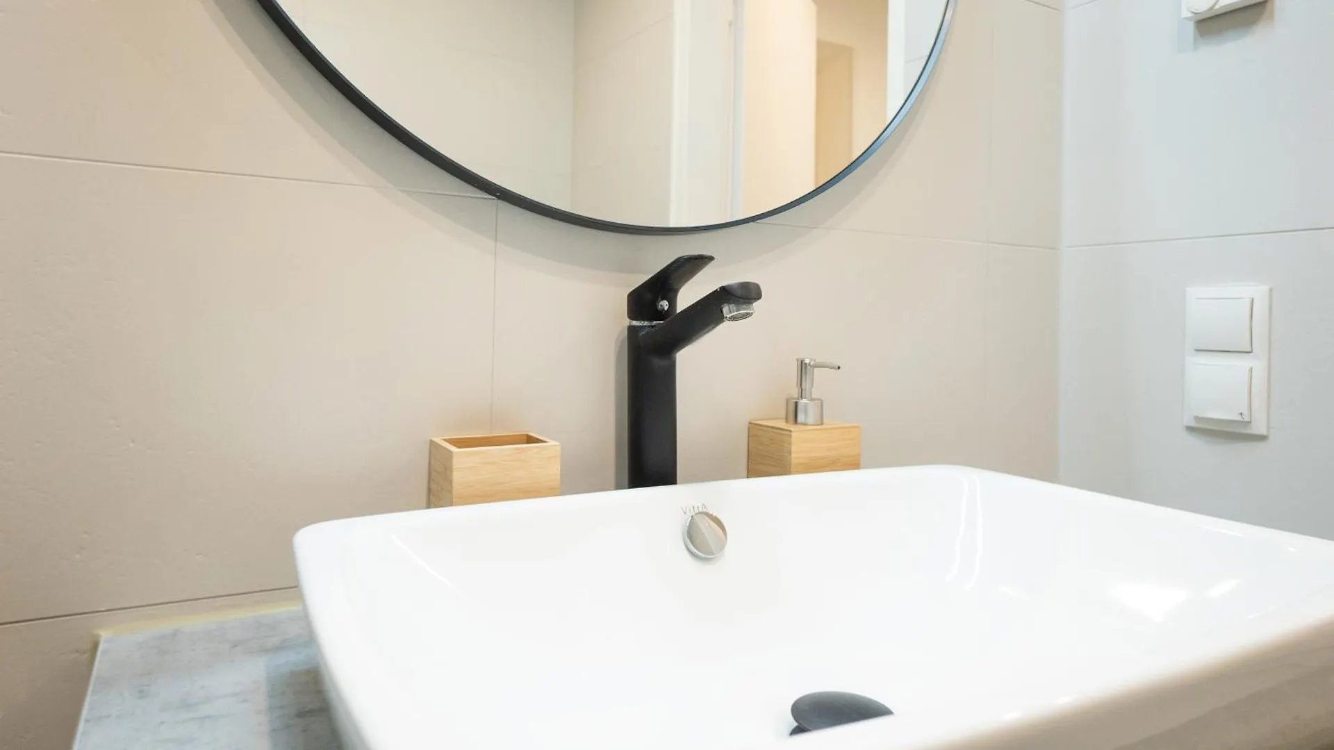 Brand New! Selfcheck-In, King Size Bed, Free Wi-Fi Lägenhet Wien 0*,  Österrike